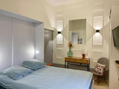 Ένα ή περισσότερα κρεβάτια σε δωμάτιο στο Studio Le Bareuzai - CALME - HYPER CENTRE