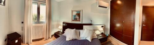 a bedroom with a bed with a wooden headboard at Red House Bed & breakfast in Llucmajor