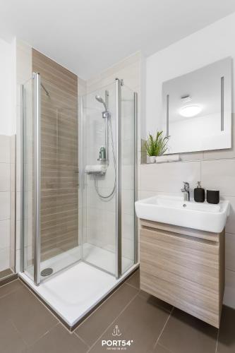 a bathroom with a shower and a sink at Ferienwohnung Bude 6 Dagebüll in Dagebüll