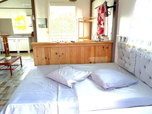 een groot wit bed in een kamer bij LES BUNGALOWS DE LOUISIANE in Saint-François