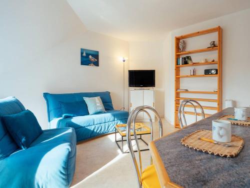 - un salon doté d'un mobilier bleu et d'un canapé dans l'établissement Studio cosy à Carnac, proche plages, avec balcon, parking, et équipements modernes pour 3 personnes - FR-1-477-45, à Carnac