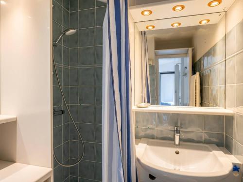 une salle de bain avec un lavabo et un miroir dans l'établissement Studio cosy à Carnac, proche plages, avec balcon, parking, et équipements modernes pour 3 personnes - FR-1-477-45, à Carnac