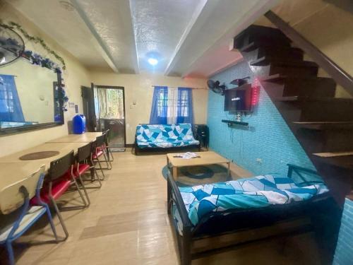 Posezení v ubytování MG 10pax 2 AC BR Videoke FREE Parking Netflix Cook Shower Heater Grill