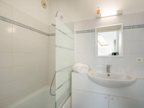 une salle de bain blanche avec un lavabo et un miroir dans l'établissement Studio Confortable à 500m des Plages de Carnac - Balcon Sud, TV, Parking - 2 Pers, 2* - FR-1-477-181, à Carnac