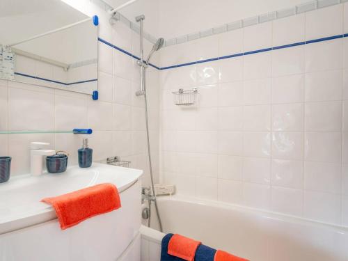 une salle de bain blanche avec une baignoire et un lavabo dans l'établissement Appartement lumineux à Carnac, 500m des plages, 2 chambres, parking - FR-1-477-183, à Carnac
