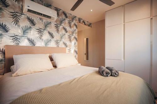 威廉斯塔德2BR LXRY Jansofat tropic oasis apt & pool的一间卧室，床上有两个枕头