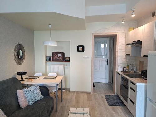 Una cocina y una sala de estar con una mesa en una habitación. en Staszica Starówka, en Olsztyn