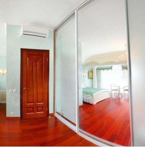 a large mirror in a room with a bedroom at Gorny Ruchej in Hora