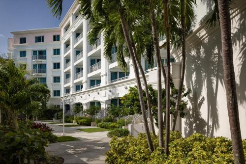 Un edificio blanco con palmeras delante. en Sandals Royal Bahamian All Inclusive - Couples Only, en Nassau