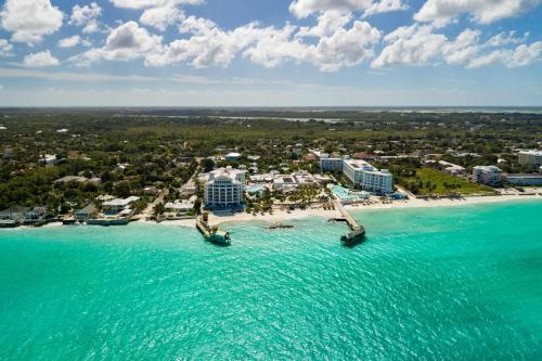 una vista aérea de un resort en una playa en Sandals Royal Bahamian All Inclusive - Couples Only, en Nassau