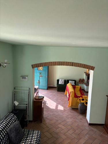 a living room with a bed and a room with a ceiling at la campagna al mare in Sirolo