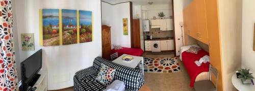 un salon avec un canapé et une télévision dans l'établissement Appartamento affitti brevi Verona Colors/G.B. Rossi friendly, à Vérone