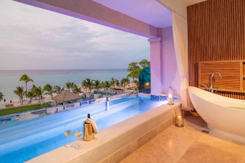 La alberca dentro o cerca de Sandals Dunns River All Inclusive Couples Only
