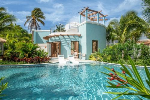 La alberca dentro o cerca de Sandals Dunns River All Inclusive Couples Only
