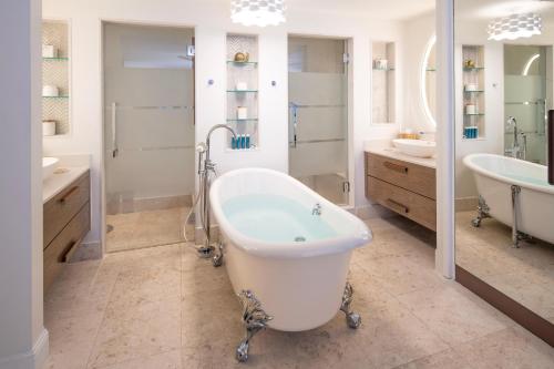 Un baño de Sandals Dunns River All Inclusive Couples Only