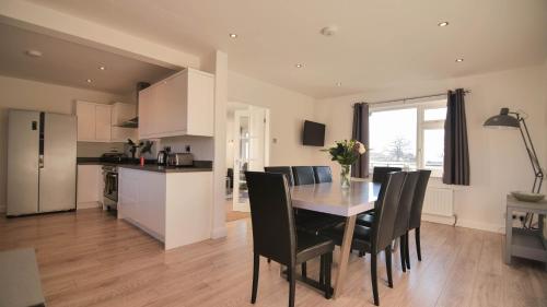 a kitchen and dining room with a table and chairs at Villa Farm York in York