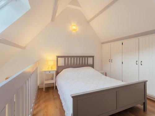 une chambre avec un lit avec un couvre-lit blanc dans l'établissement Carnac: Duplex 4p, 3 ch, clim, parking, proche plage - FR-1-477-250, à Carnac