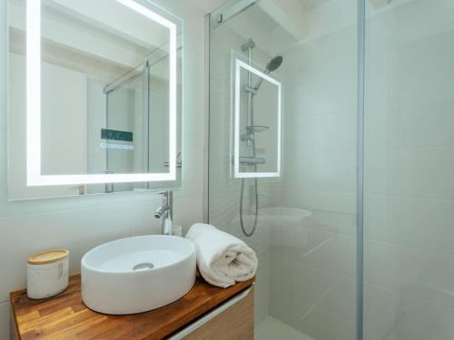 une salle de bain blanche avec un lavabo et une douche dans l'établissement Carnac: Duplex 4p, 3 ch, clim, parking, proche plage - FR-1-477-250, à Carnac