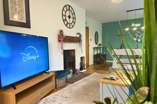 Una televisión o centro de entretenimiento en Hot Tub, Pool Table, Log Burner
