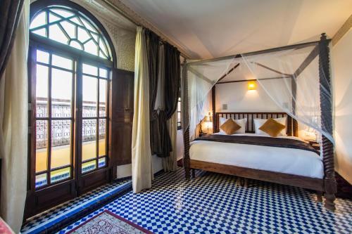 Postel nebo postele na pokoji v ubytování Riad Les Remparts De Fès