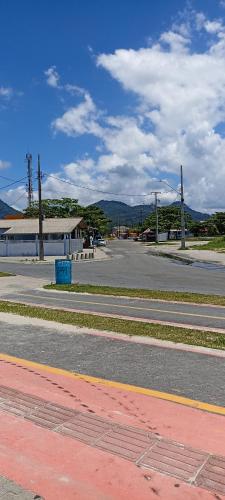 an empty street with a building in the background at Aconchegante in Matinhos