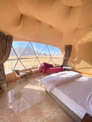 Postel nebo postele na pokoji v ubytování Wadi Rum Neom camp