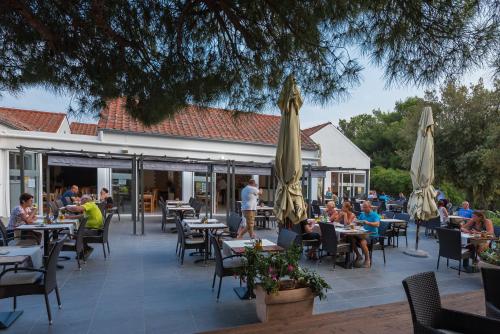 Restoran atau tempat lain untuk makan di CAMP ADRIATIC PITCHES -Primošten
