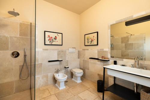 a bathroom with a toilet and a sink and a shower at Masseria Santo Scalone in Ostuni