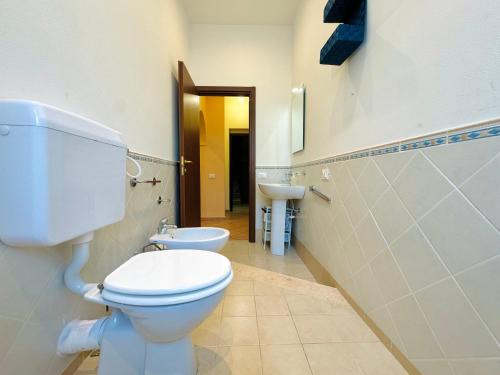 a bathroom with a toilet and a sink at Le Maioliche in Sferracavallo