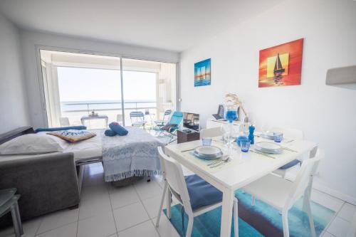 ラ・グランド・モットにあるNEW SANTORINI - INCROYABLE VUE SUR MER - WIFI - GARAGE TopProsConciergerieのテーブルとソファのあるリビングルーム