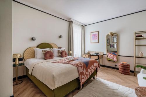 a bedroom with a large bed in a room at Colette - LoftAffair Collection in Warsaw