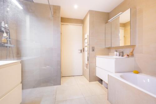 une salle de bain avec une douche, un lavabo et une baignoire dans l'établissement Appartement - Paris, France, à Paris
