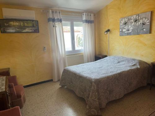 une chambre avec un lit et une fenêtre dans l'établissement Maison 3 pièces, mezzanine, 6 couchages, terrasse, clim, à 80m de la plage - Port-la-Nouvelle - FR-1-229C-88, à Port-la-Nouvelle