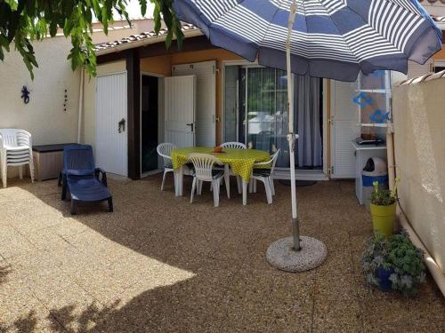 Villa Cap d'Agde : Plage à pied, piscine, parking, terrasse - FR-1-723-140