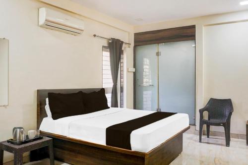 Giường trong phòng chung tại Hotel O Saideep Lodging