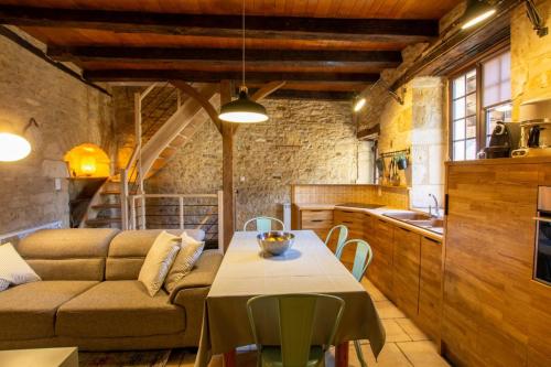 un soggiorno con un divano e un tavolo di La pomponnaise a Saint-Pompont