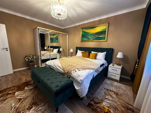 a bedroom with a green bed and a mirror at Pensiunea Pelicanilor in Ghermăneşti