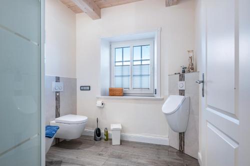 RodenäsにあるLüthjes Friesenhausのトイレと窓のある白いバスルーム