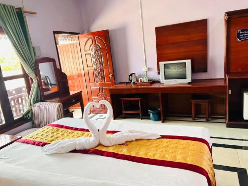 Televiisor ja/või meelelahutuskeskus majutusasutuses Khampaseuth Hotel