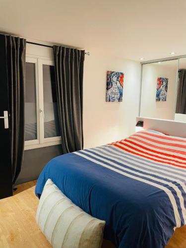 une chambre avec un lit et une fenêtre dans l'établissement Loft Reims - Parking gratuit, à Reims