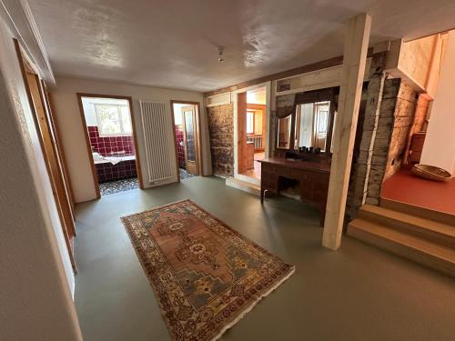 a living room with a rug on the floor and a table at Ferienwohnung Visoura in Reams