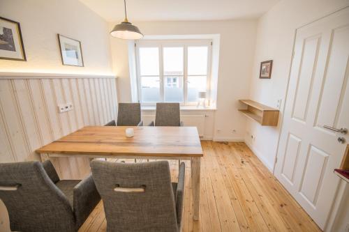 a dining room with a wooden table and chairs at NEU - Historisches Ferienhaus nahe Mosel & Eifel - Zentrum Wittlich - 4 Personen in Wittlich