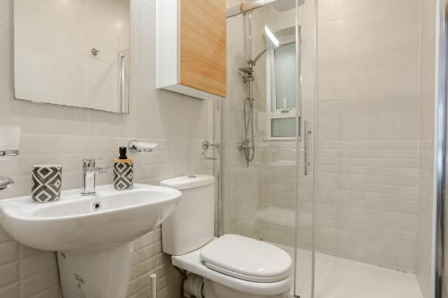 Koupelna v ubytování Modern apartment direct access to Sliema beaches