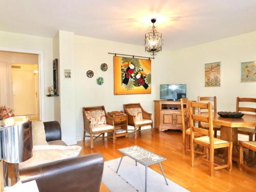 un salon avec une table et une salle à manger dans l'établissement Annecy centre - F2 spacieux avec balcon, parking privé, à 50m du lac - 2/3 pers - FR-1-432-23, à Annecy