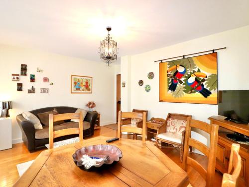 Annecy centre - F2 spacieux avec balcon, parking privé, à 50m du lac - 2/3 pers - FR-1-432-23