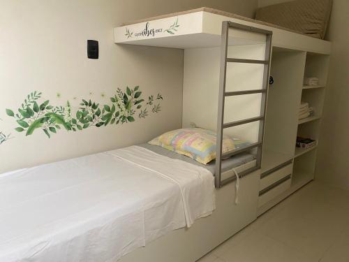 - une petite chambre avec un lit et une étagère dans l'établissement Apartamento Studio 203, à Juazeiro