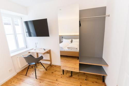 a small room with a desk and a bed at NEU - Historisches Ferienhaus nahe Mosel & Eifel - Zentrum Wittlich - 4 Personen in Wittlich
