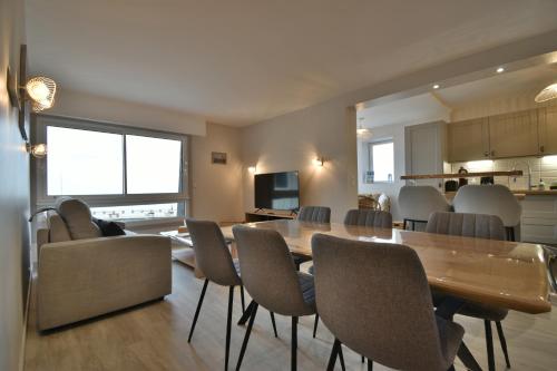 a kitchen and dining room with a table and chairs at Appartement rénové avec vue sur mer à Fécamp ! in Fécamp