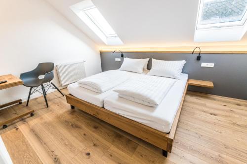 a bed in a room with a desk and a chair at NEU - Historisches Ferienhaus nahe Mosel & Eifel - Zentrum Wittlich - 4 Personen in Wittlich