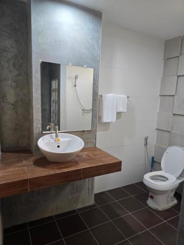 a bathroom with a sink and a toilet at Middle tree house pattaya in Pattaya
